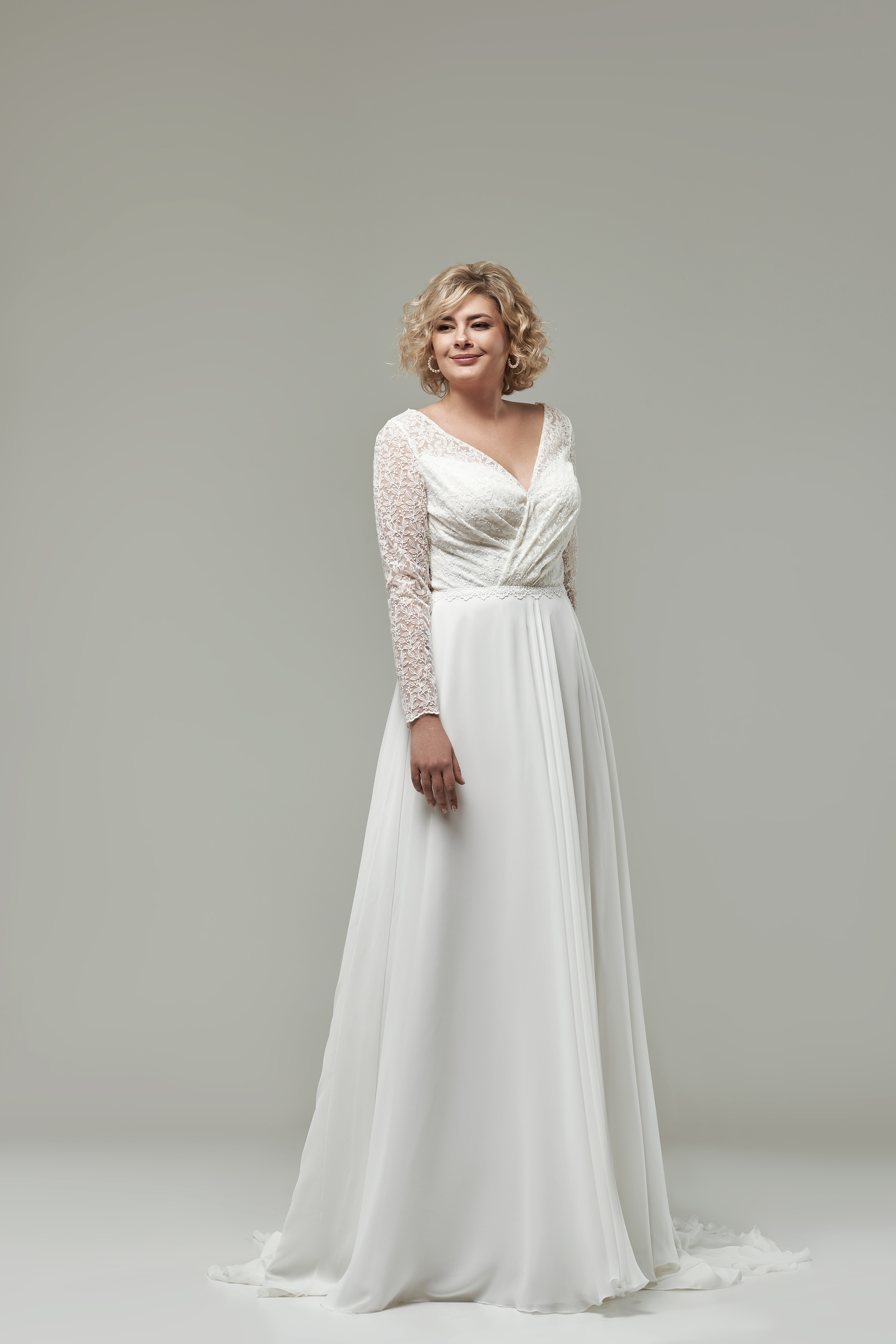 Miriam plus size brudekjole med blonde ærme fra bridalstore.dk