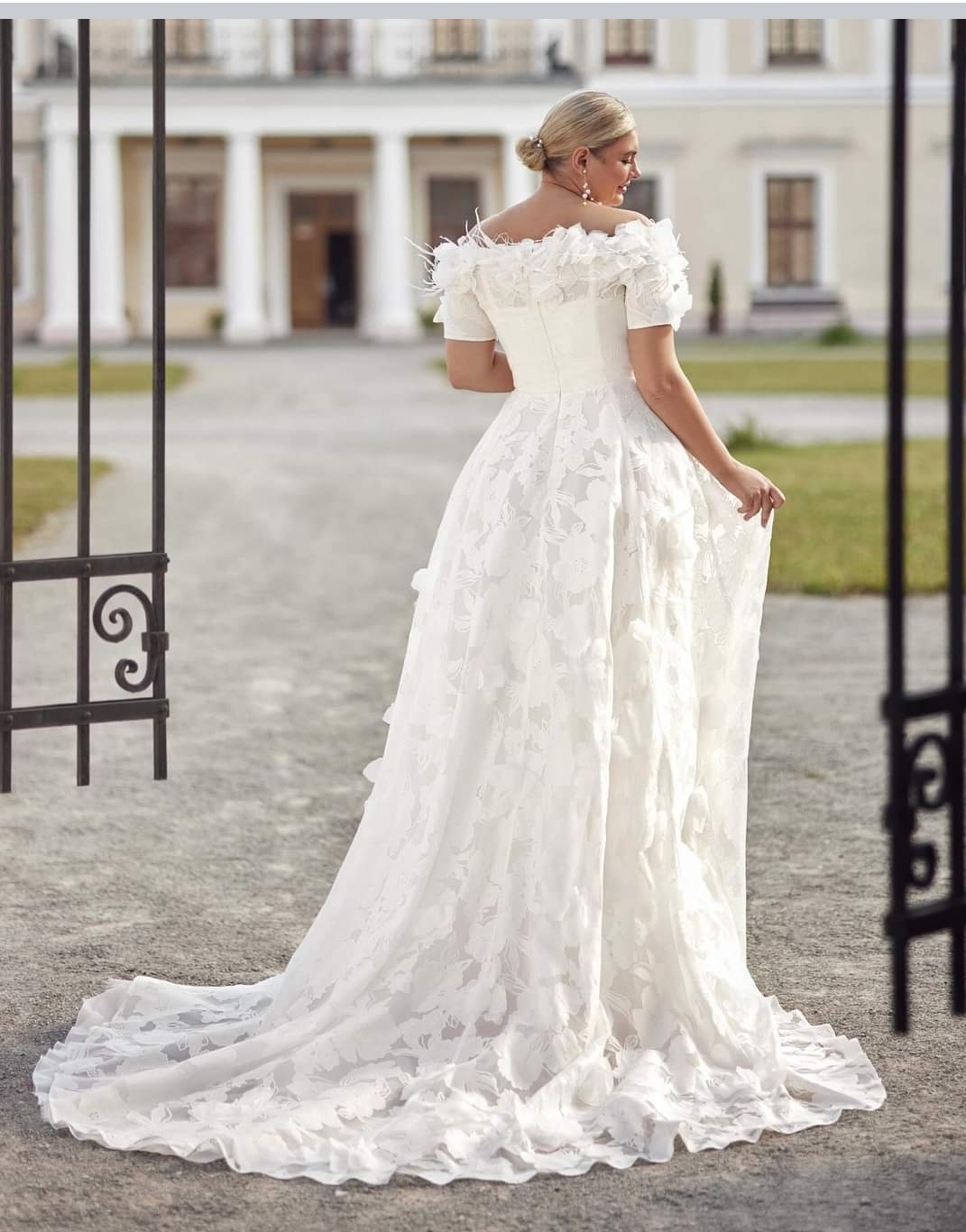 Prinsesse plus size brudekjole med blomster ærme fra bridalstore.dk