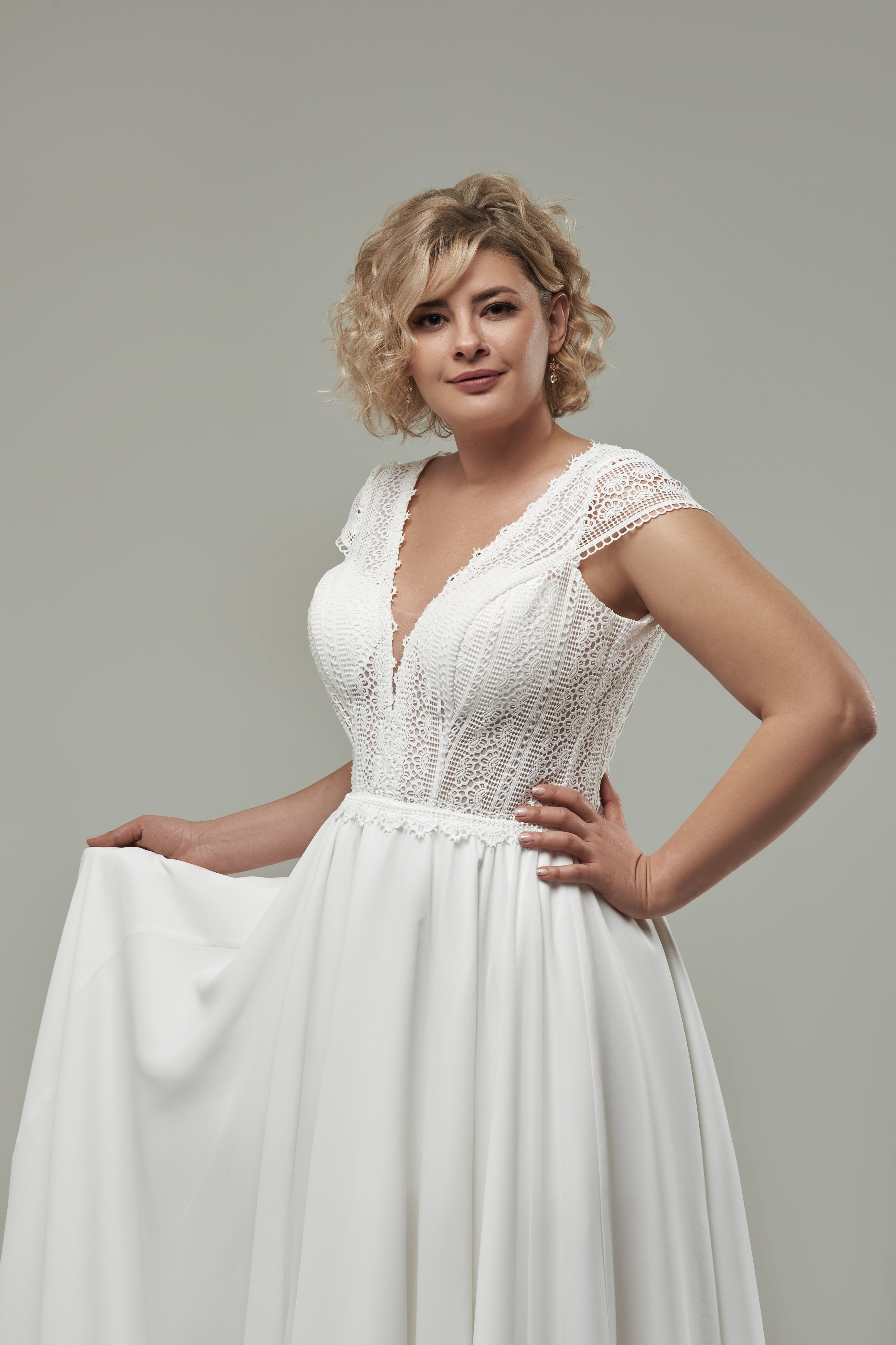 Simona plus size brudekjole med blonde ærme fra bridalstore.dk