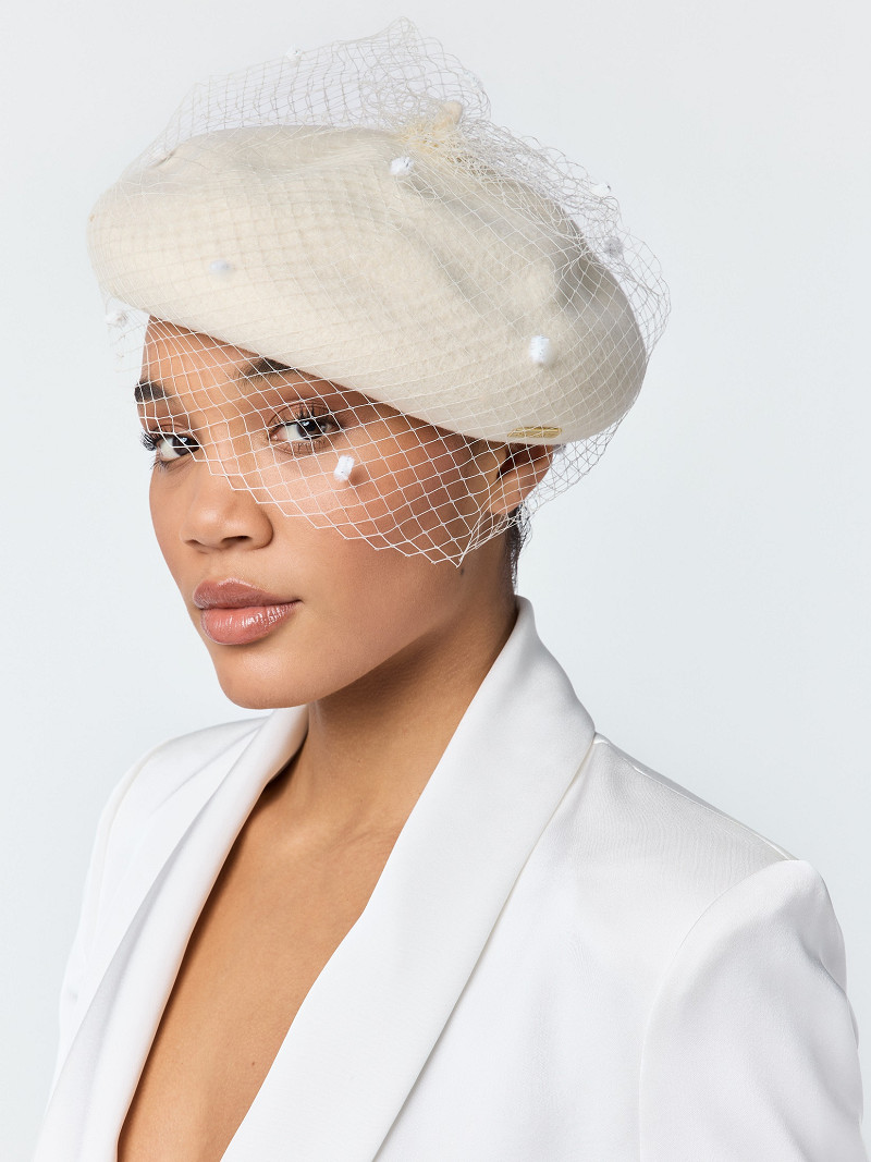 Baskerhue ivory | bridalstore.dk