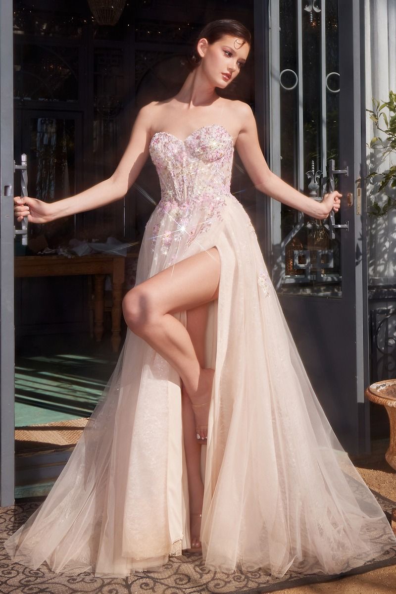 Brudekjole med farve beige eller ivory fra dansk butik Bridalstore i Herlev