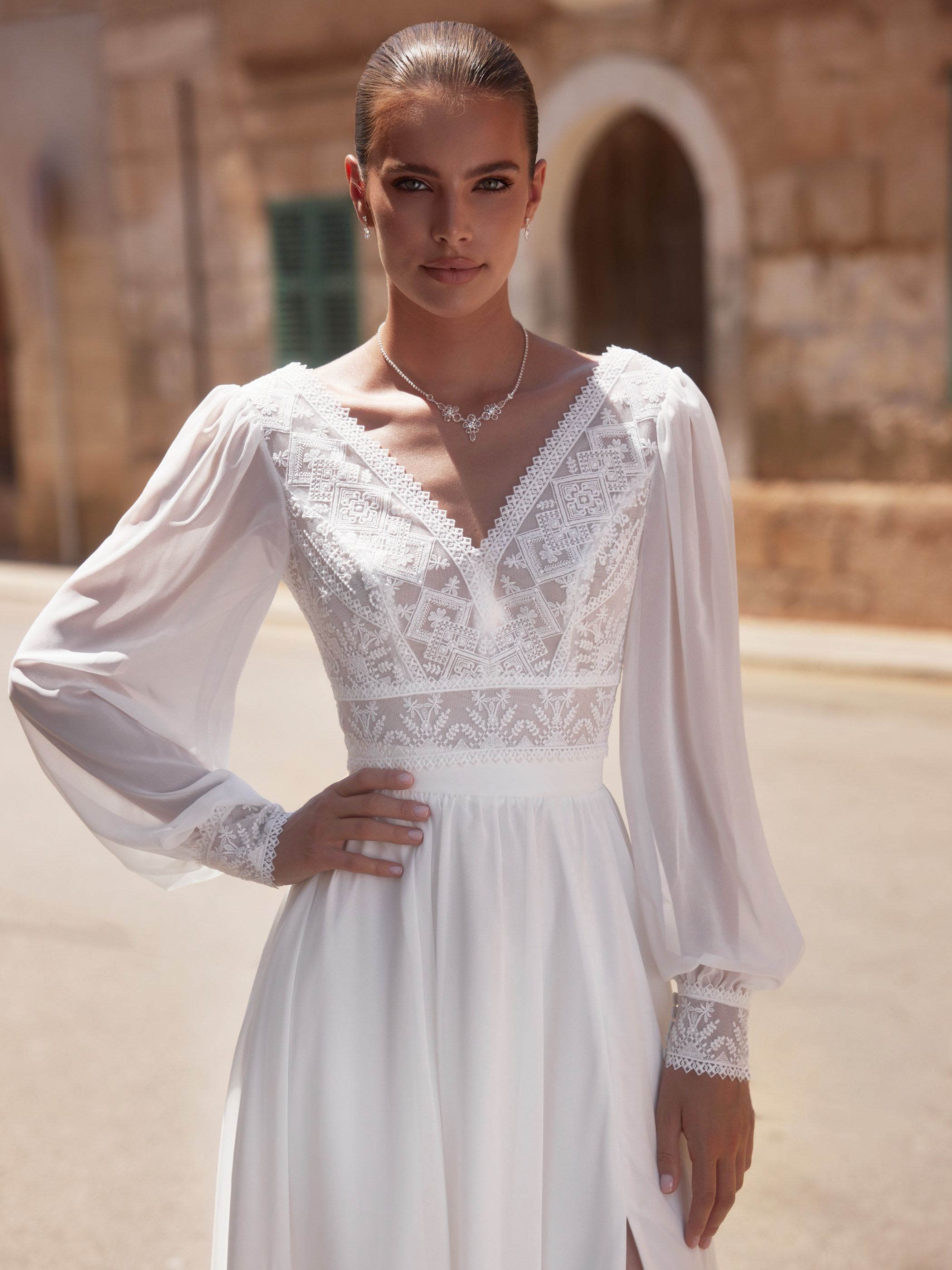 Brudetop i chiffon og blonde med lange ærmer E484 | bridalstore.dk