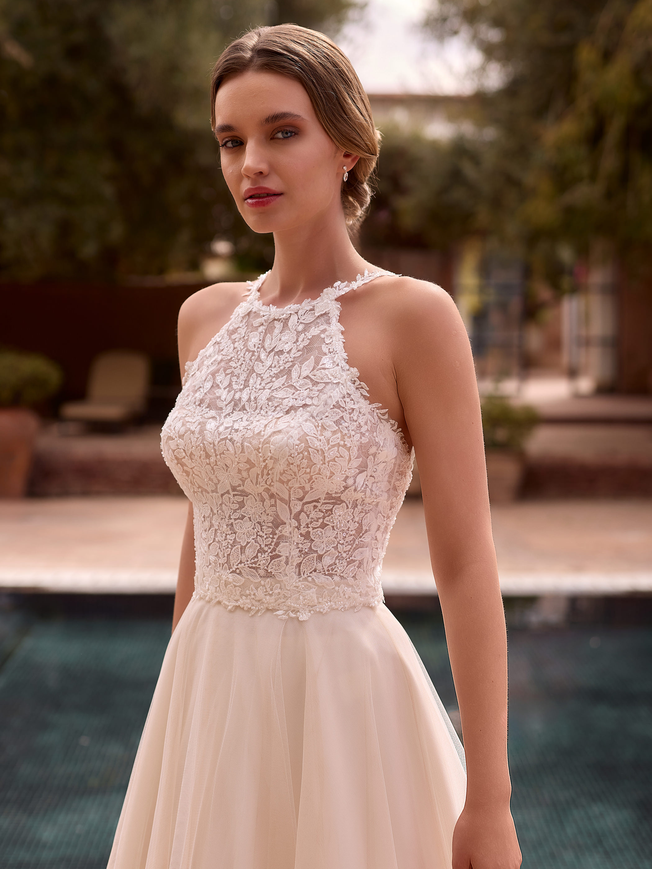 Brudetop i tyl og blonde med halterneck E502 | bridalstore.dk