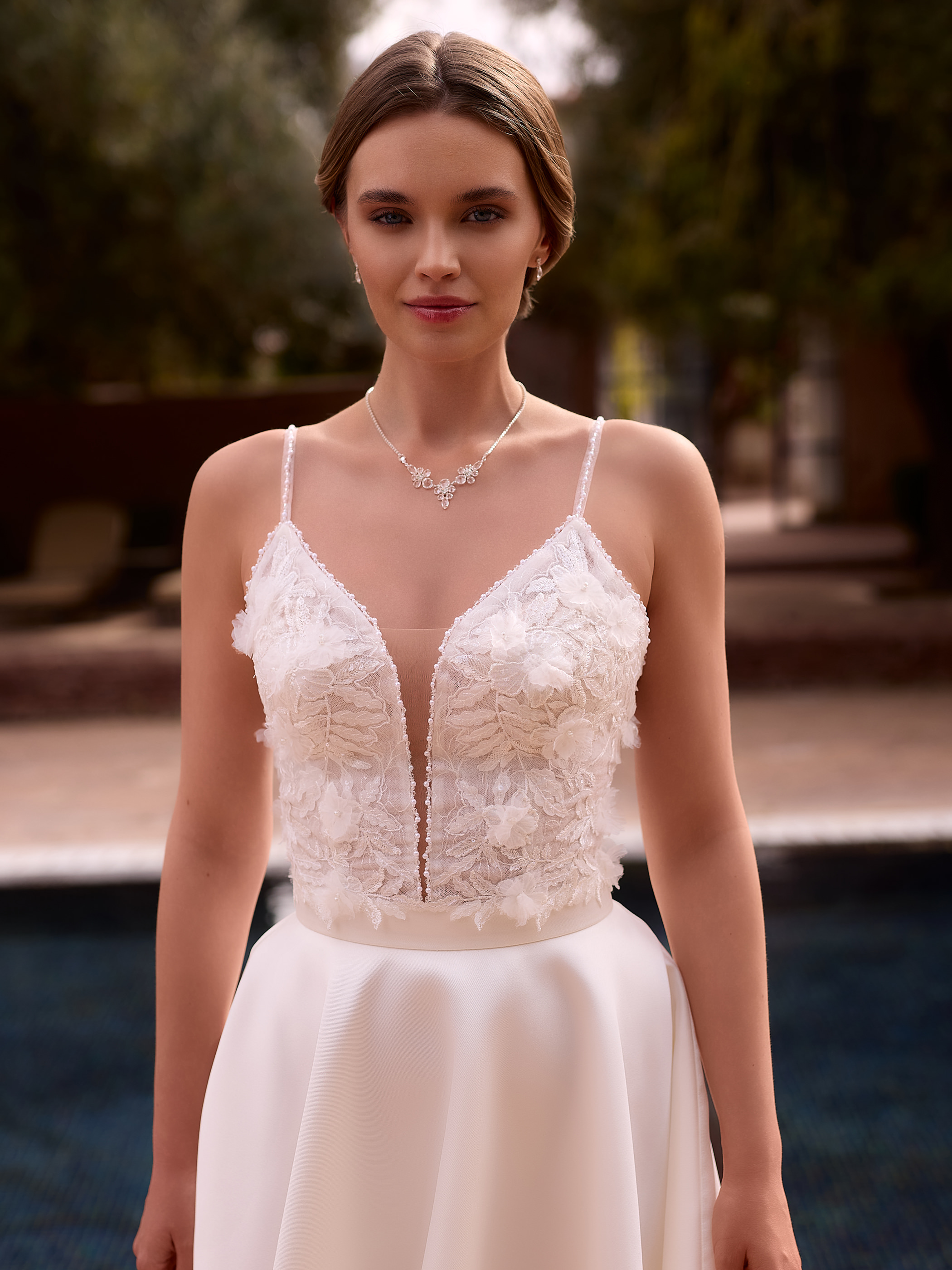 Brudekorset i tyl og blonde med V-udskæring E507 | bridalstore.dk