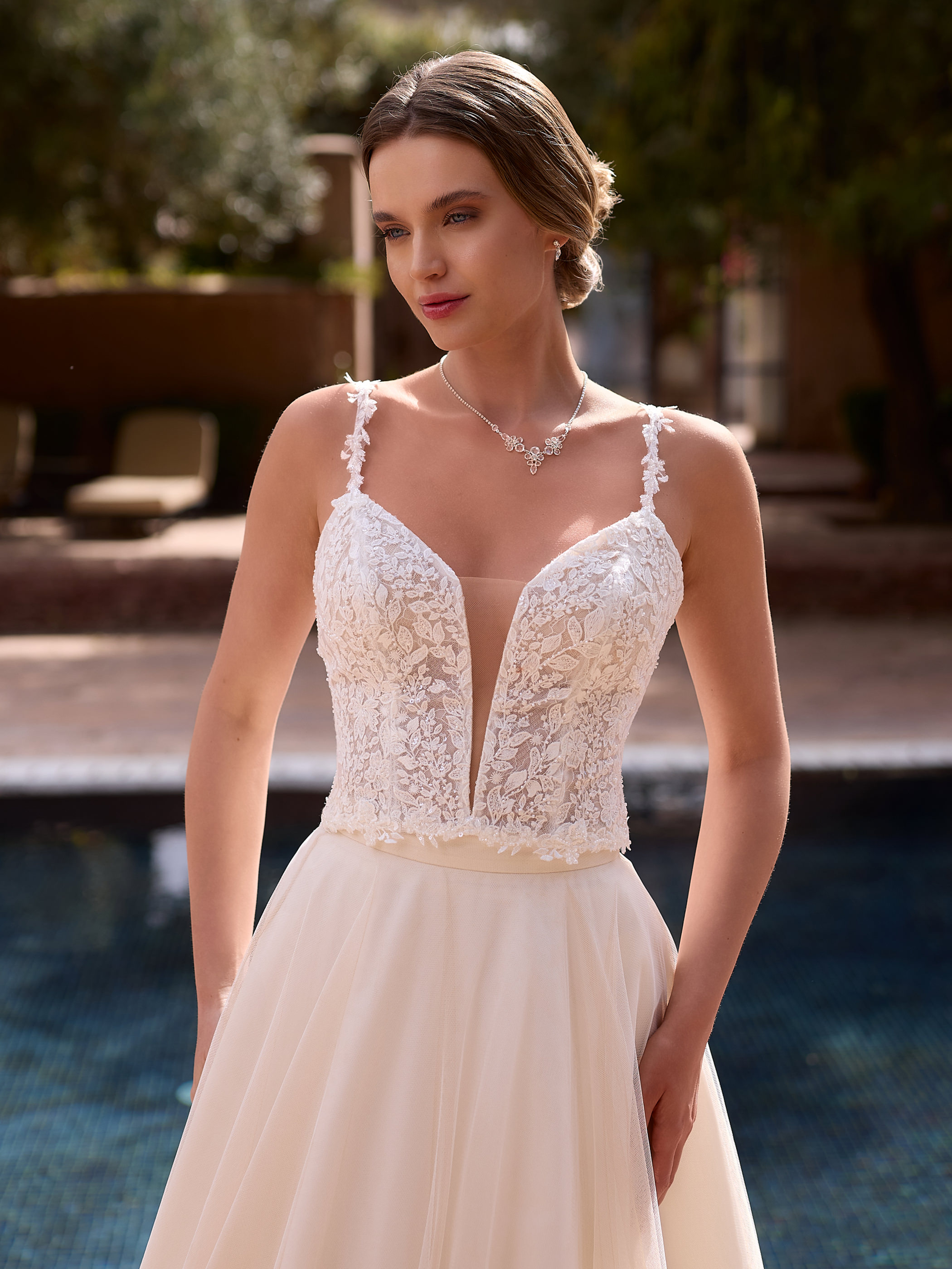 Brudekorset i tyl og blonde med stropper E508 | bridalstore.dk