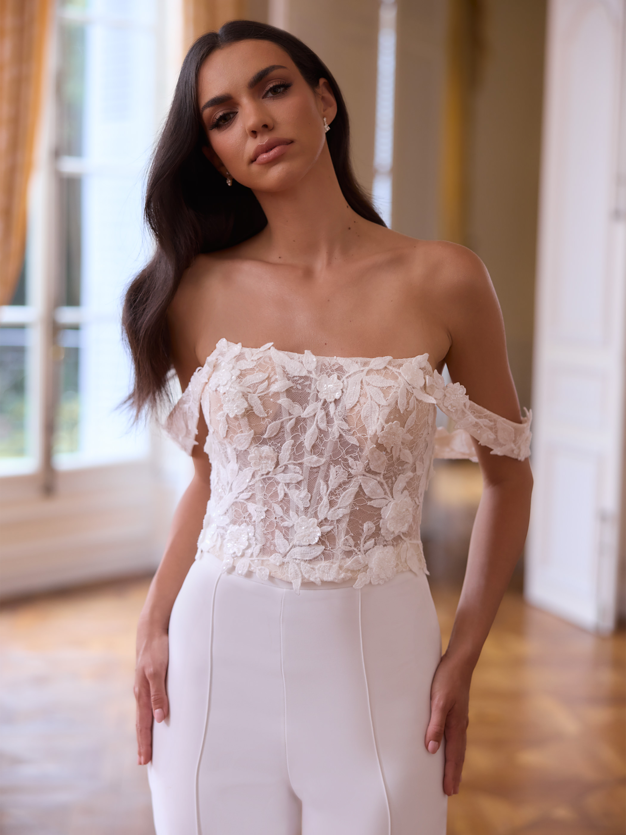 Brudekorset i blonde med off-shoulder ærmer E512 | bridalstore.dk