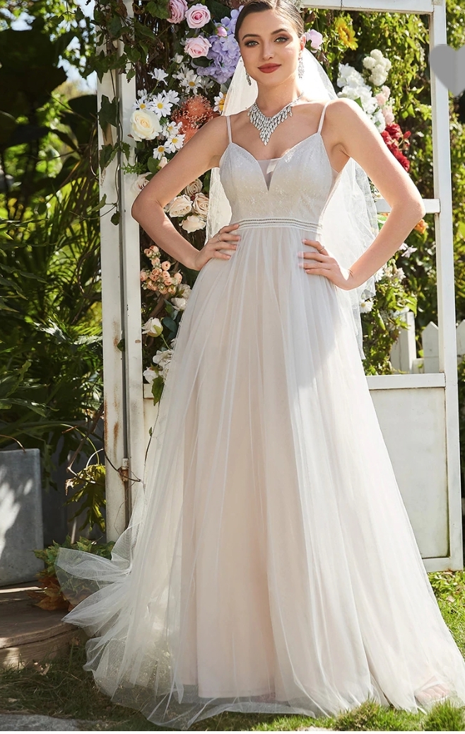 Brudekjole i elfenben med stropper og tyl | bridalstore.dk