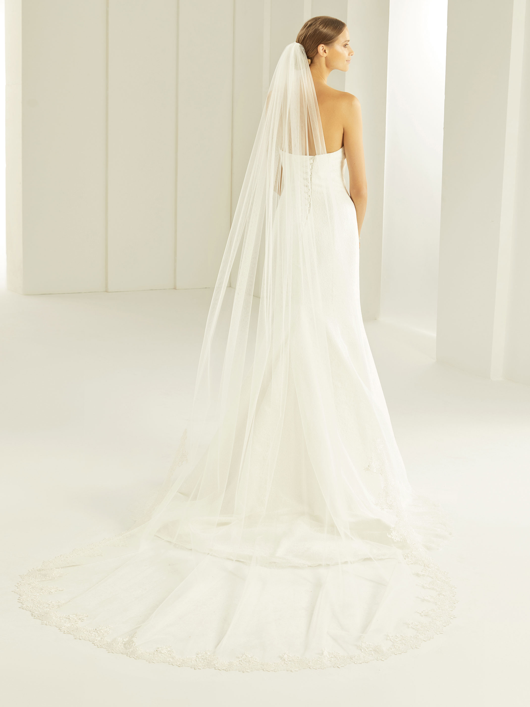 Brudeslør S283 i blød tyl med cut edge- og blondekant 280 cm | bridalstore.dk