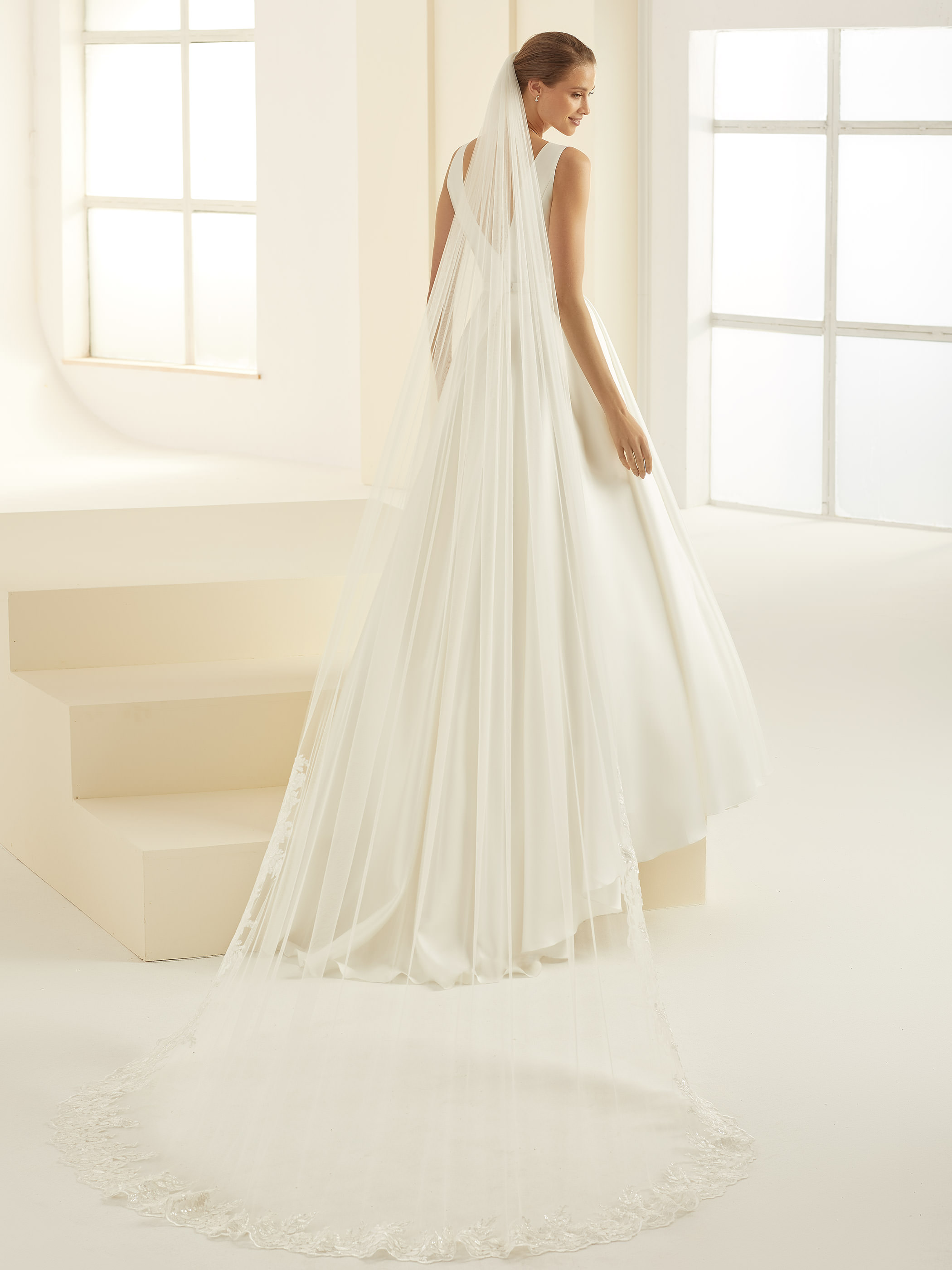 Brudeslør S347 i blød tyl med cut edge- og blondekant 300 cm | bridalstore.dk