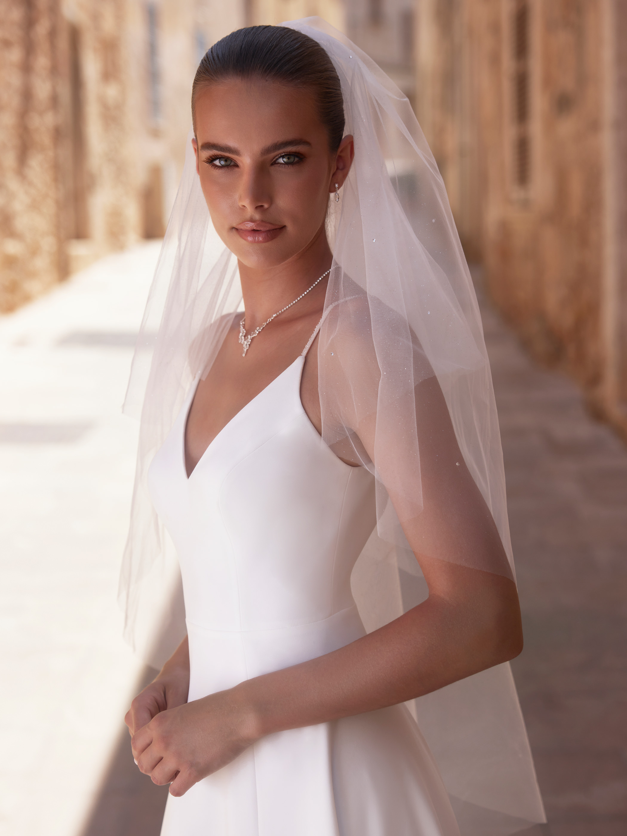 Brudeslør S496 i to lag glimmertyl med 34 sten 110/70 cm | bridalstore.dk
