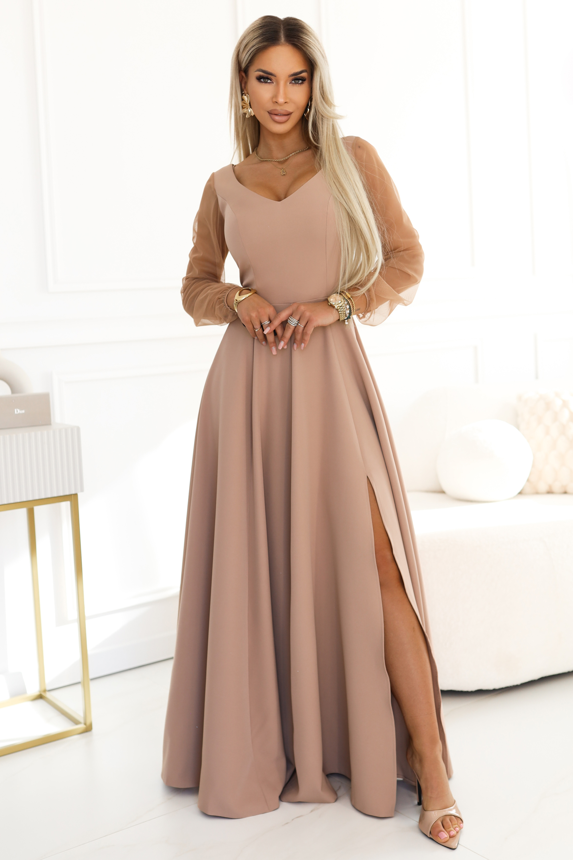 Loretta beige kjole med ærmer