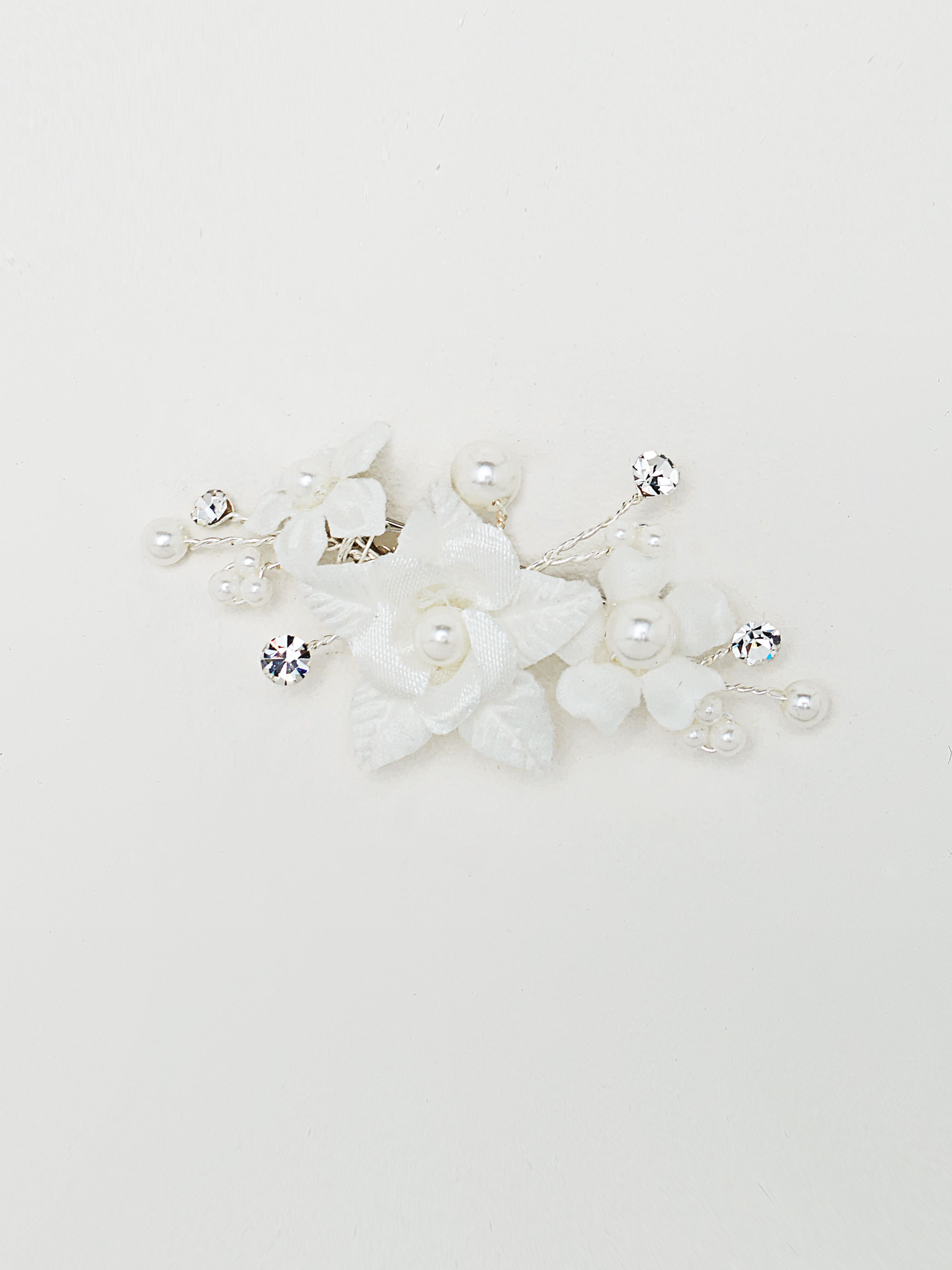 Broche Y080 med blomster og perler | bridalstore.dk