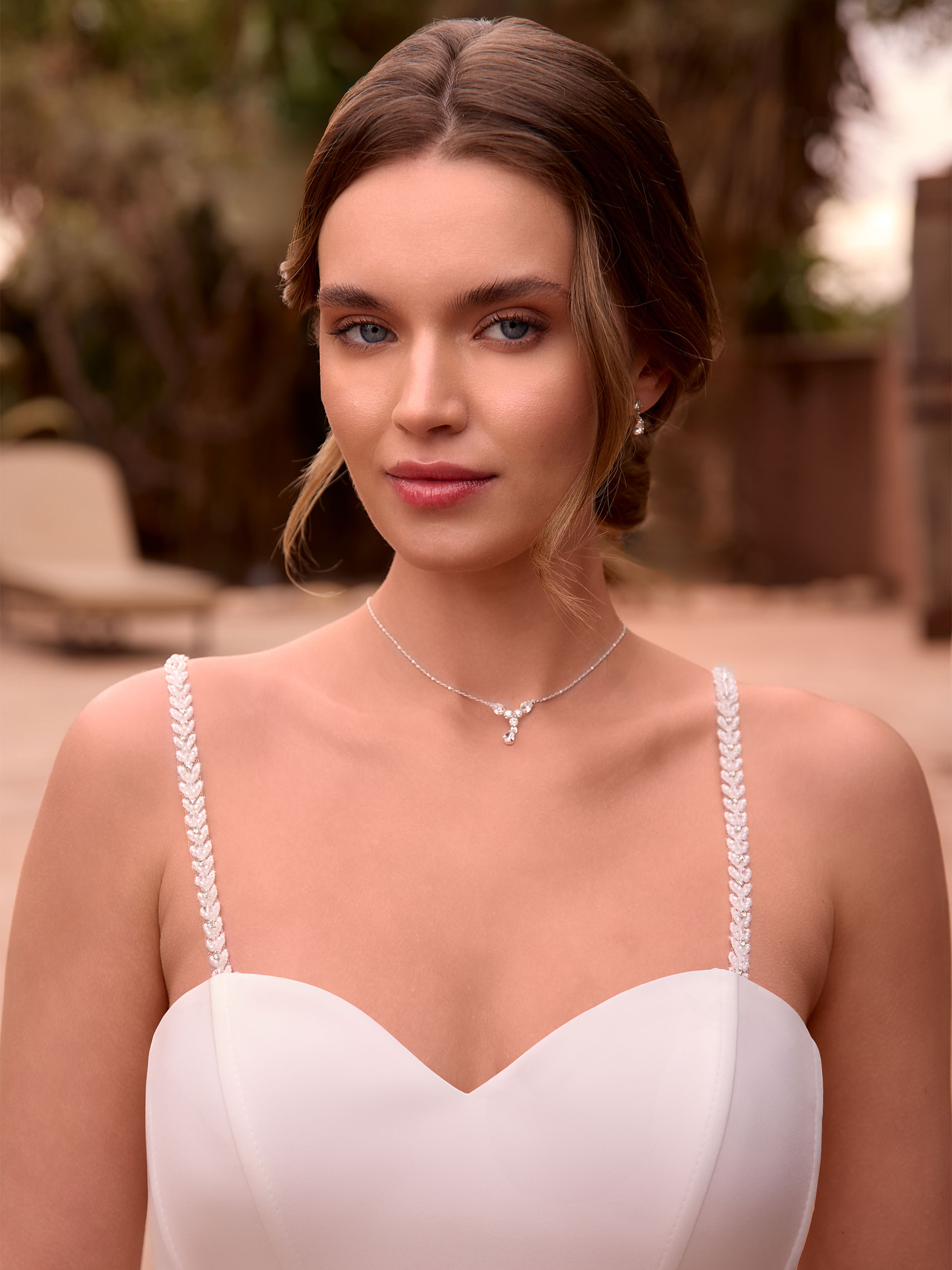 Brudestropper 17009 i bladformet blonde med sølvfarvede krystaller | bridalstore.dk