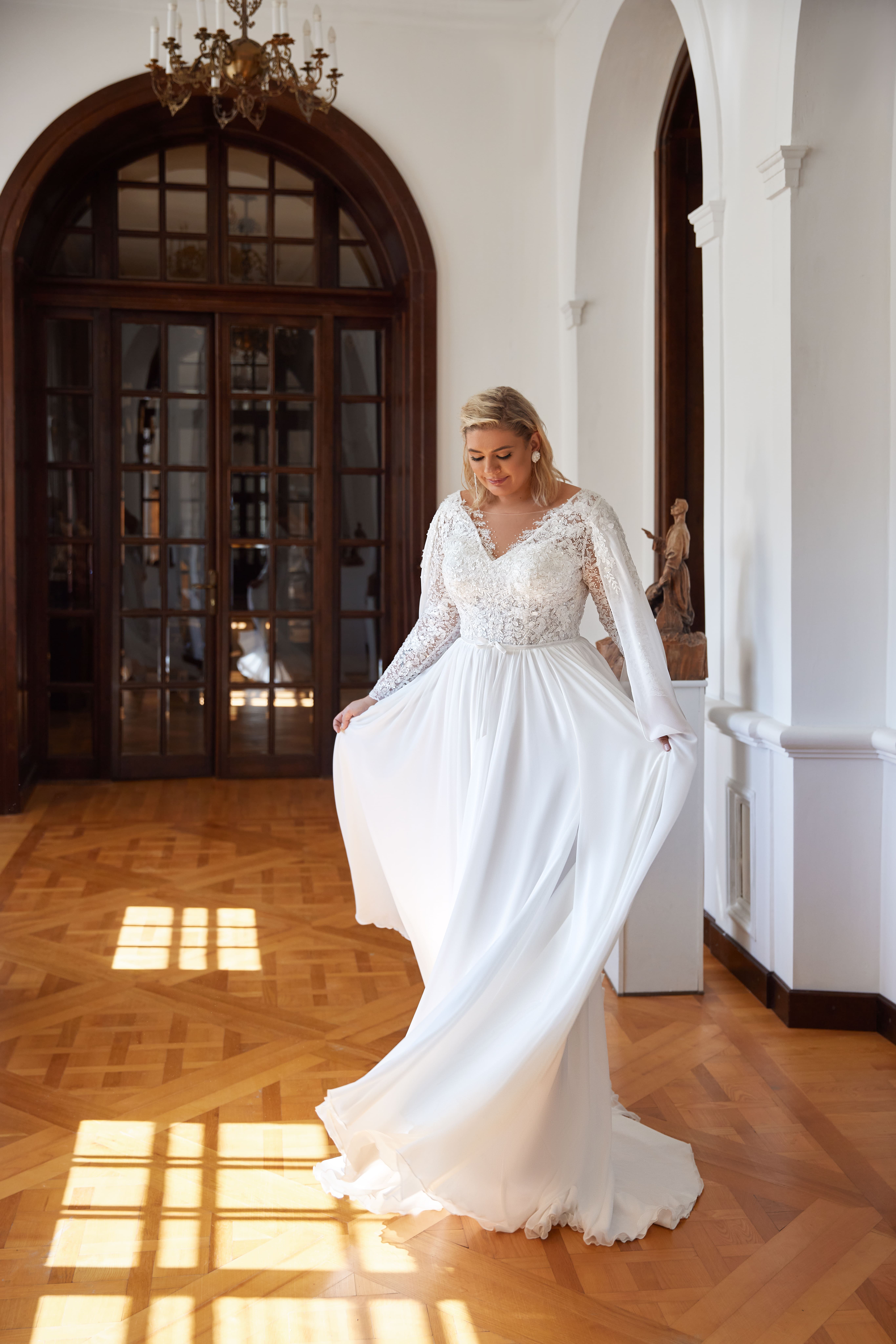 Latifa plus size brudekjole med blonde ærme fra Bridalstore.dk 